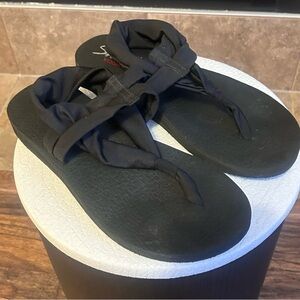 Skechers Women’s Yoga Foam Fabric Topped Sling Back Comfortable Sandals. Size 9